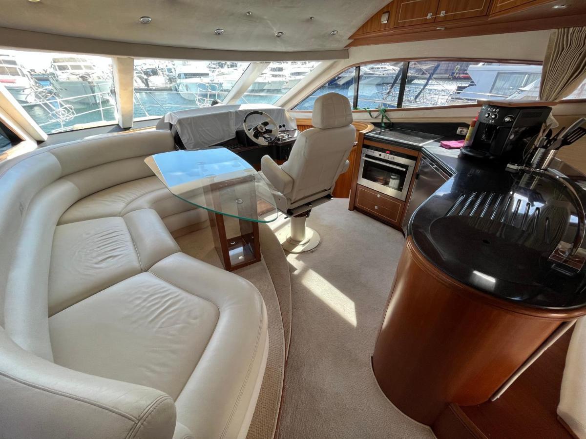 Yacht In Barcelona Ξενοδοχείο Sant Adria de Besos Εξωτερικό φωτογραφία